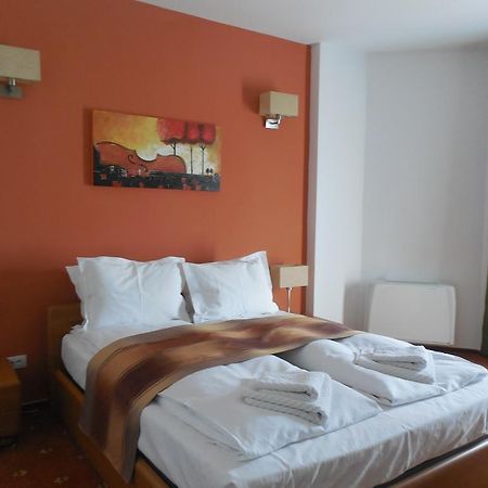 Villa Annalia - Rooms To Rent Bacău Exterior foto